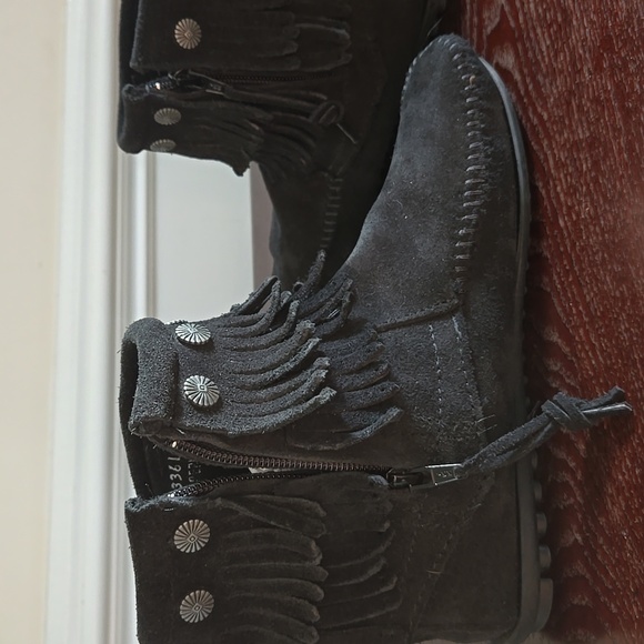 Minnetonka Black Suede Tramper699 Side Zip Double Fringe Moccasin - Ankle Boots - Picture 6 of 7